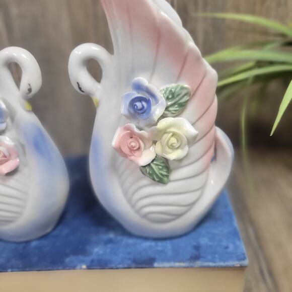 2 Vintage Small Swan & Floral Vases - Picture 5 of 7